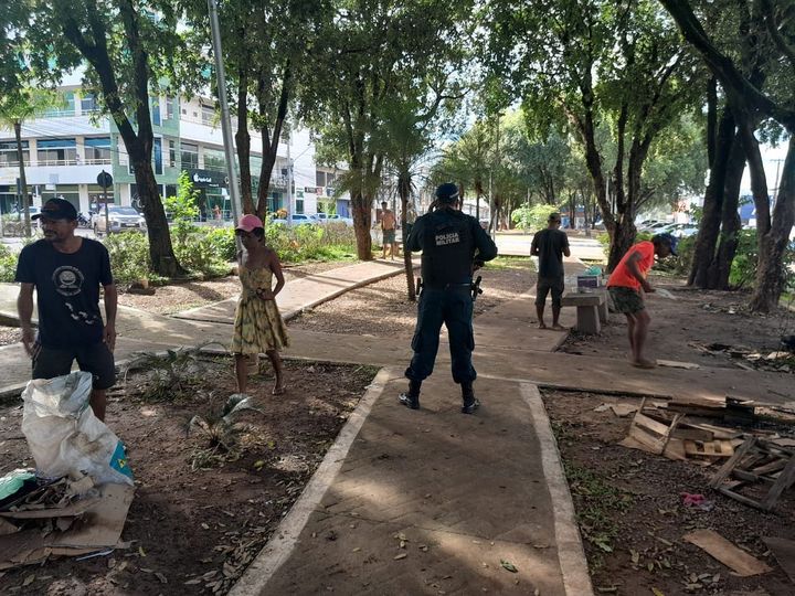 Moradores de Rua recebem orientações para manter local limpo