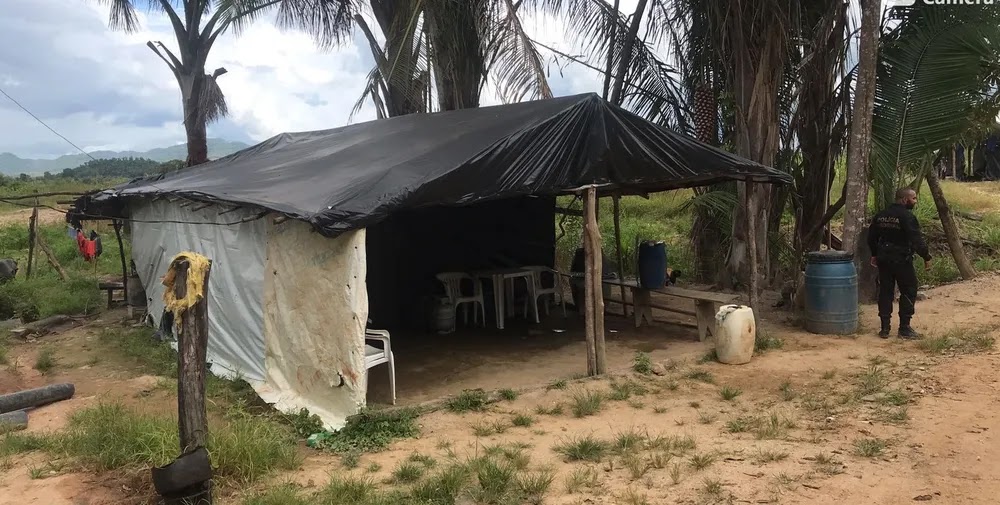 Escavadeira hidráulica, um caminhão e dois motores estacionários apreendidos em garimpo