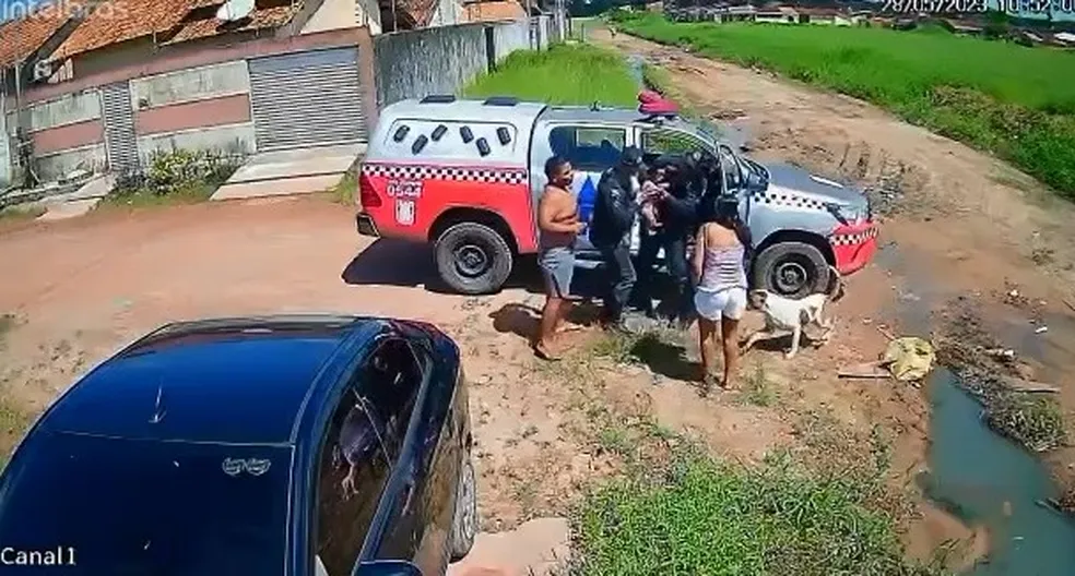 Bebê engasgado é salvo por policiais