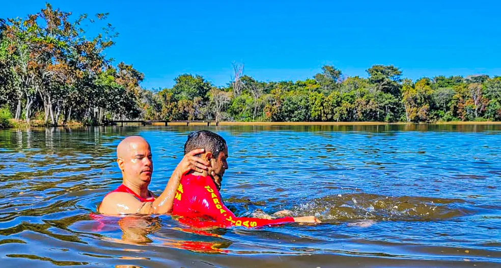 Bombeiros passam por curso de salvamento aquático para temporada de praias