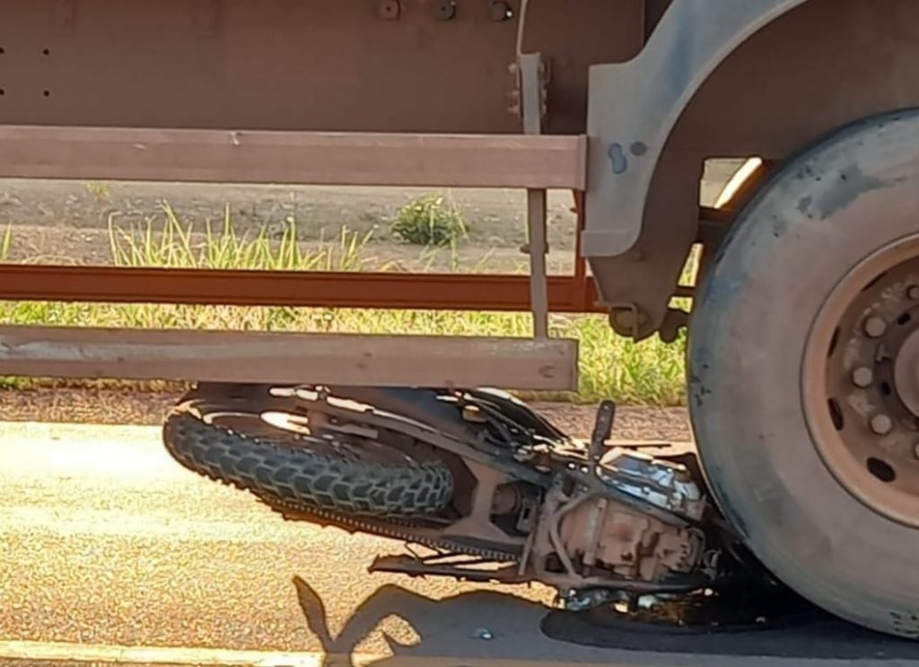 Giro Policial: Motocicleta vai parar debaixo de carreta bitrem
