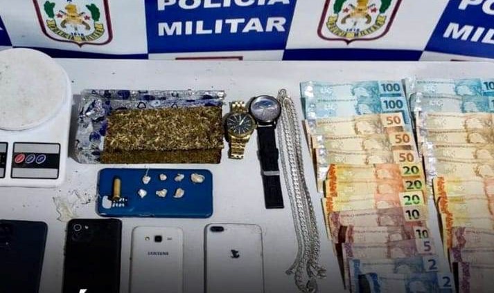 PM estoura ‘boca de fumo’ em residência, prende indivíduos e apreende droga
