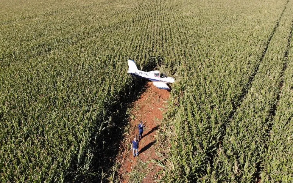 Avião faz pouso forçado em milharal de Luziânia