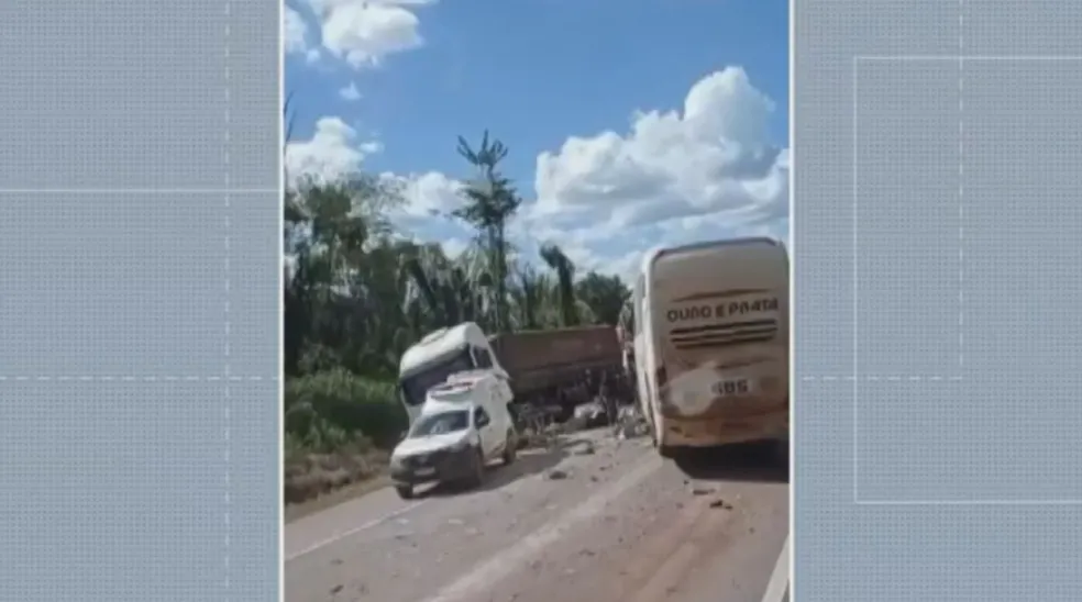 Acidente entre ônibus e carreta deixa duas pessoas mortas no PA