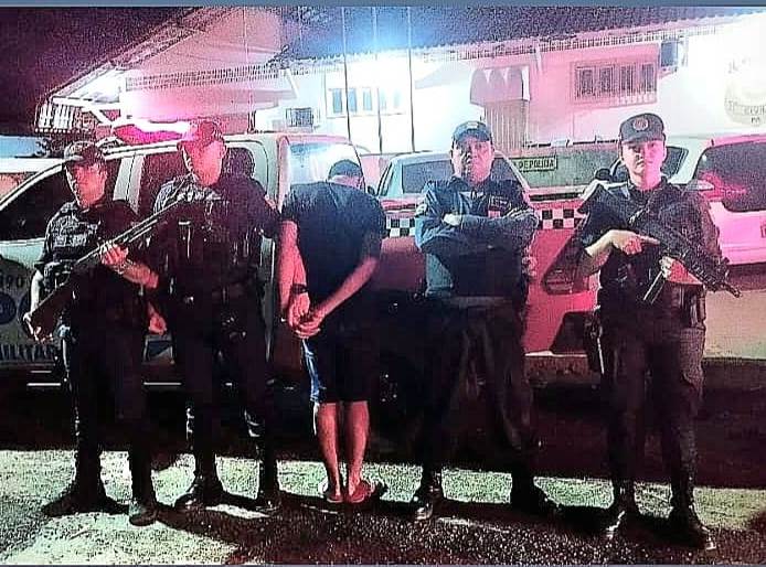 Motorista é preso com arma e tenta subornar a PM