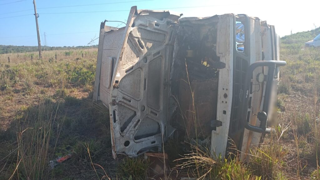 Caminhão capota e deixa um morto e outro ferido
