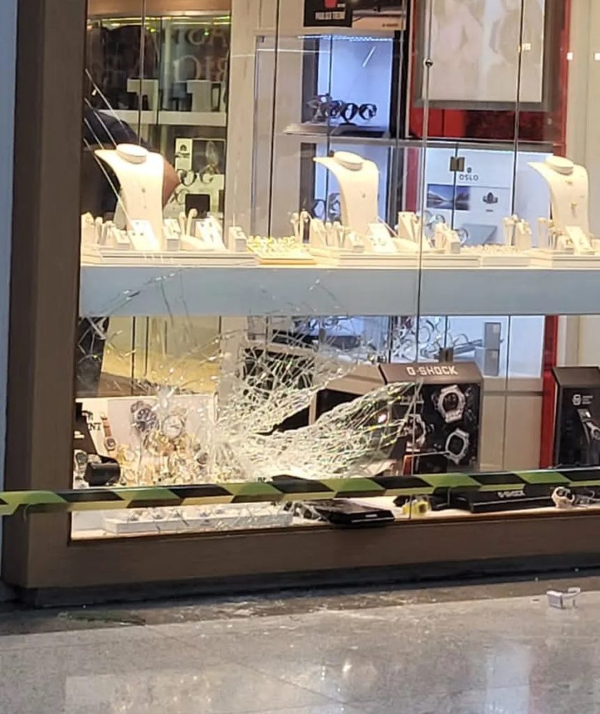 Assaltantes armados fazem reféns dentro de shopping em Belém