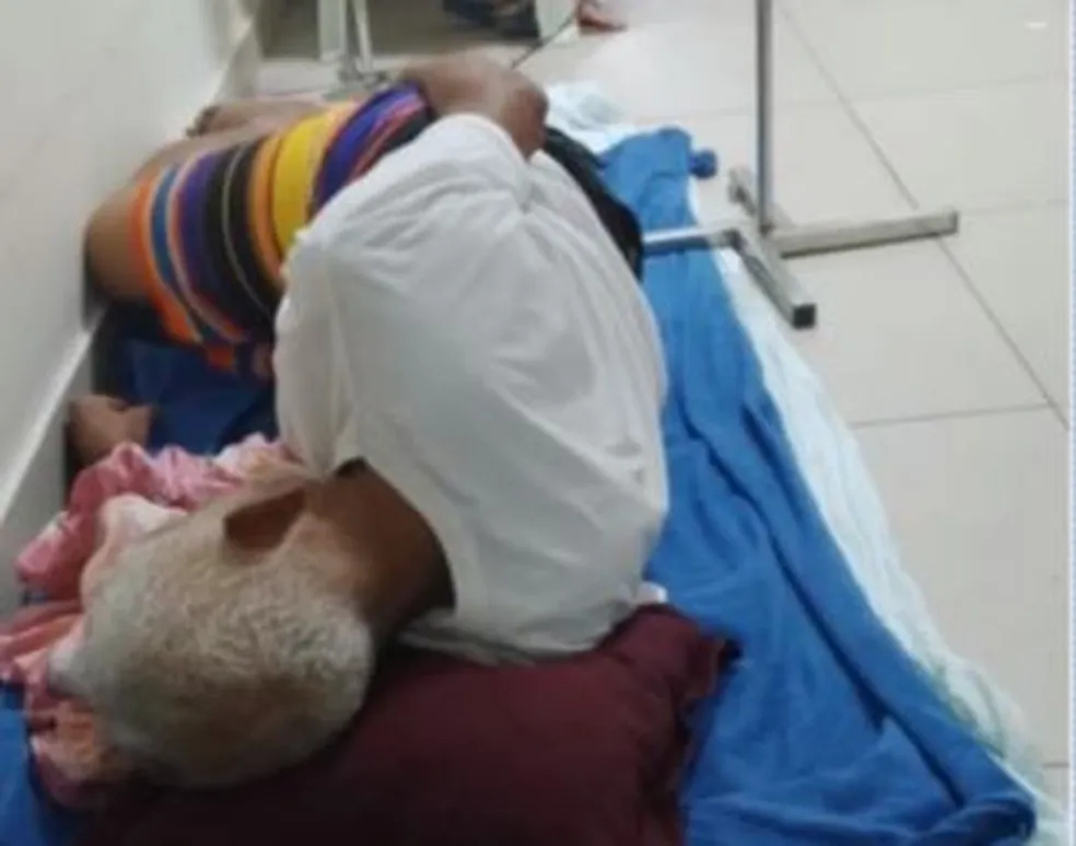 Idoso morre após esperar quase 1 mês por vaga em hospital e passar horas no chão de pronto socorro