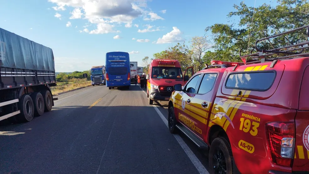 Ônibus bate na traseira de caminhão e duas pessoas ficam feridas na BR-153