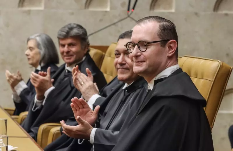 Cristiano Zanin, ex-advogado de Lula, toma posse no STF