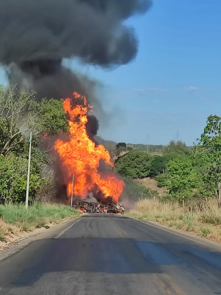 Carretas pegam fogo após batida