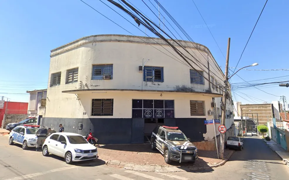 Mulher de pastor que dizia ‘incorporar anjos’ para abusar sexualmente de fiéis se entrega, diz polícia