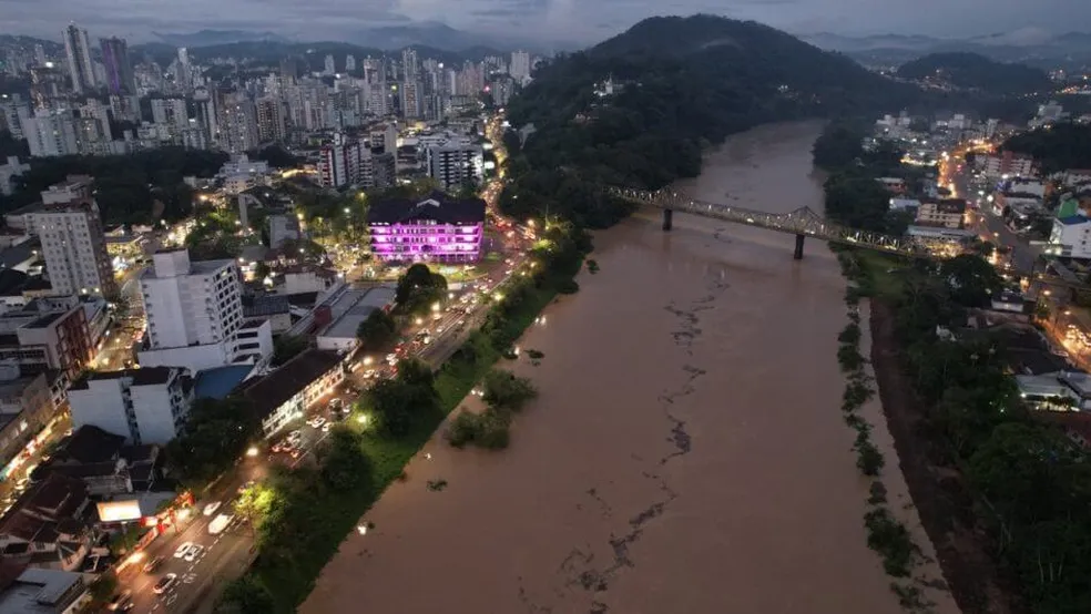 Chuva em SC deixa 1 morto, causa estragos e suspende a Oktoberfest