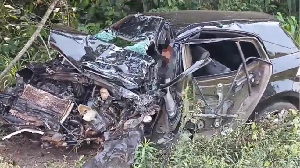 Motorista morre e carro fica destruído após acidente com caminhão