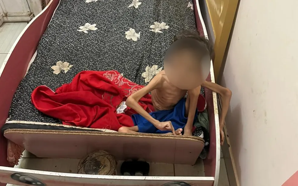 Pais são presos em bar após filho de 7 anos ser encontrado sozinho em casa e com quadro grave de desnutrição, diz PM
