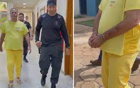 Prefeito de Iporá suspeito de disparar série de tiros contra ex deixa fórum com uniforme de presidiário e algemado