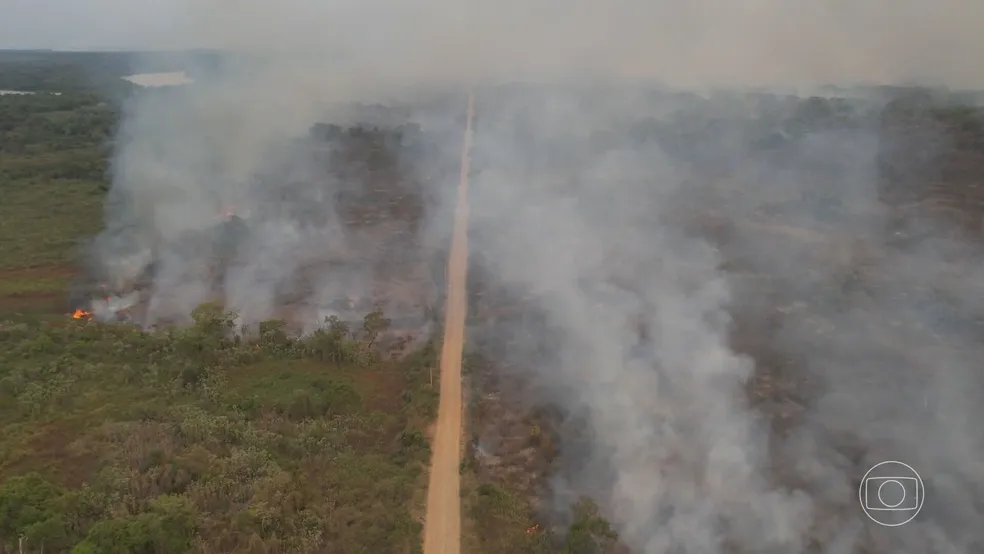 Fogo avança em estrada que corta o Pantanal e ameaça pousadas e fazendas