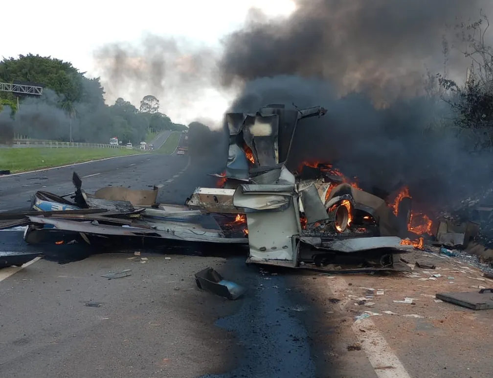 Ataque a carro-forte com troca de tiros deixa dinheiro espalhado na rodovia