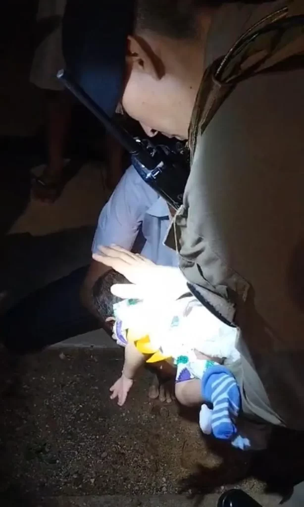 Policial salva bebê que se engasgou com leite após ser amamentado