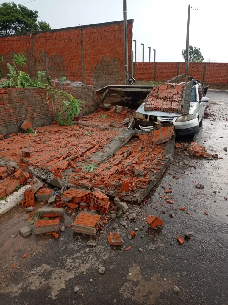 Chuva e ventos fortes derrubam muros, árvores e telhados de casas em Guaraí