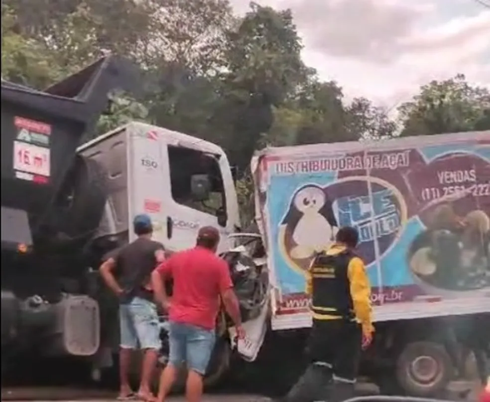 Colisão entre caçamba e um caminhão menor com vítimas fatais