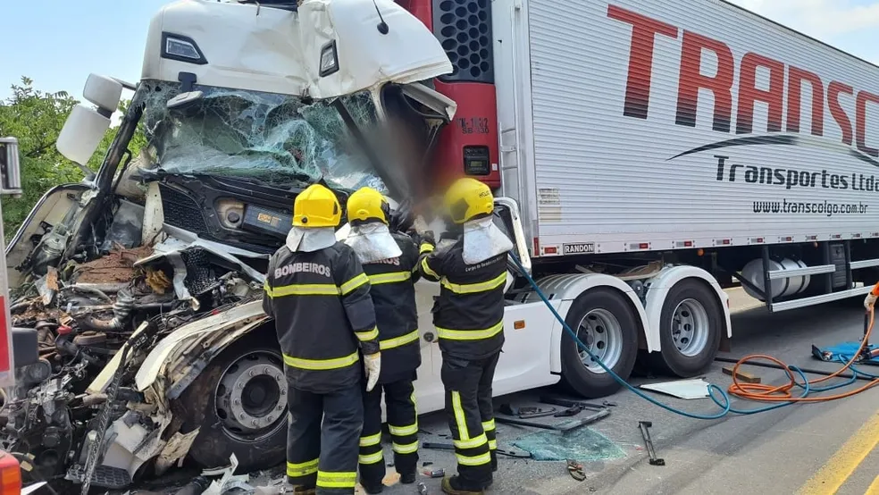 Engavetamento na BR 153 esmaga cabine de carreta