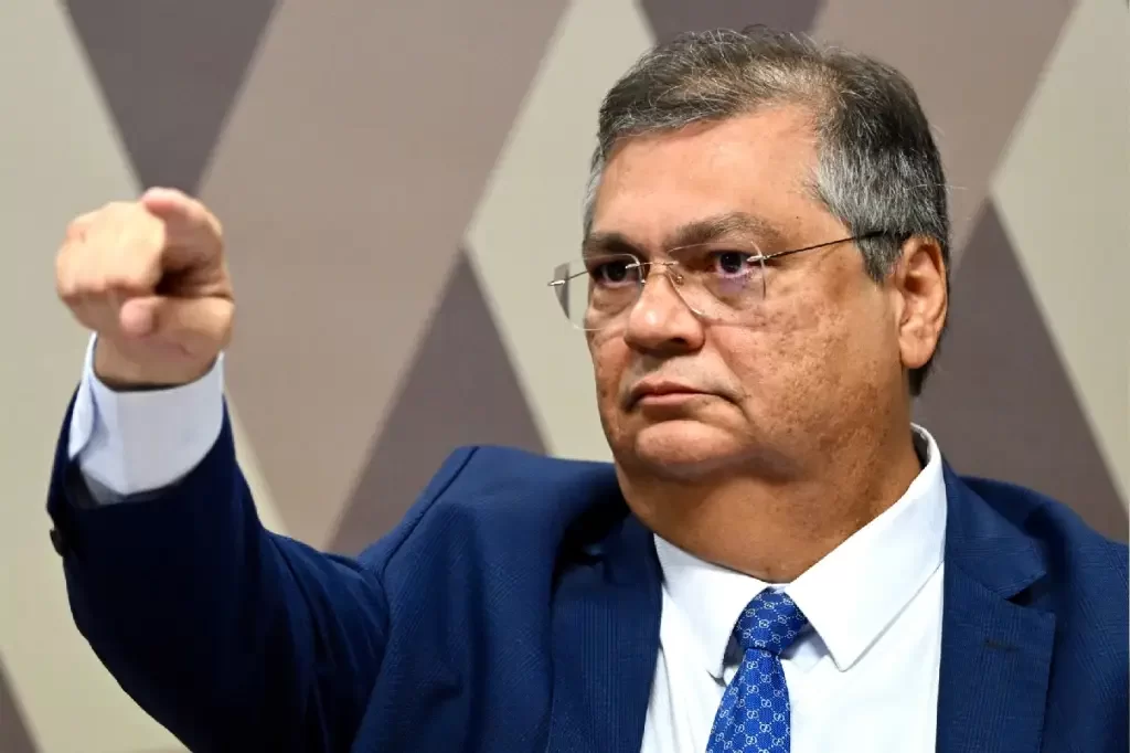 Aprovado no Senado, Dino poderá ficar até 20 anos no STF
