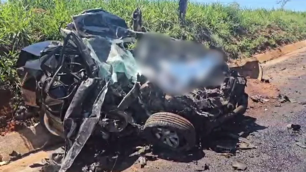 Motorista morre ao invadir a contramão e bater contra caminhão na BR-153