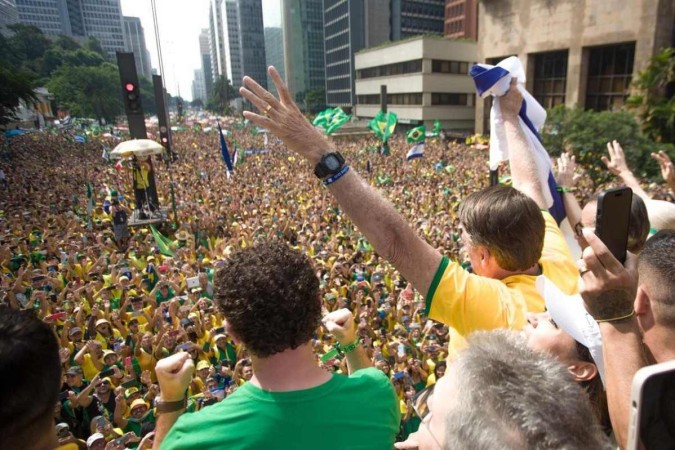 Apoiadores do ex-presidente Jair Bolsonaro lotam avenida Paulista