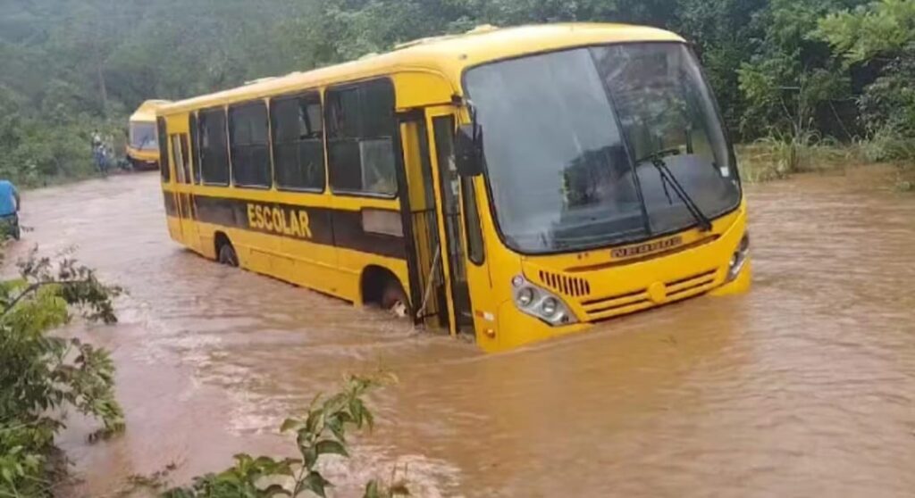 Aulas são suspensas por uma semana após rio invadir estrada entre aldeia e escola indígena