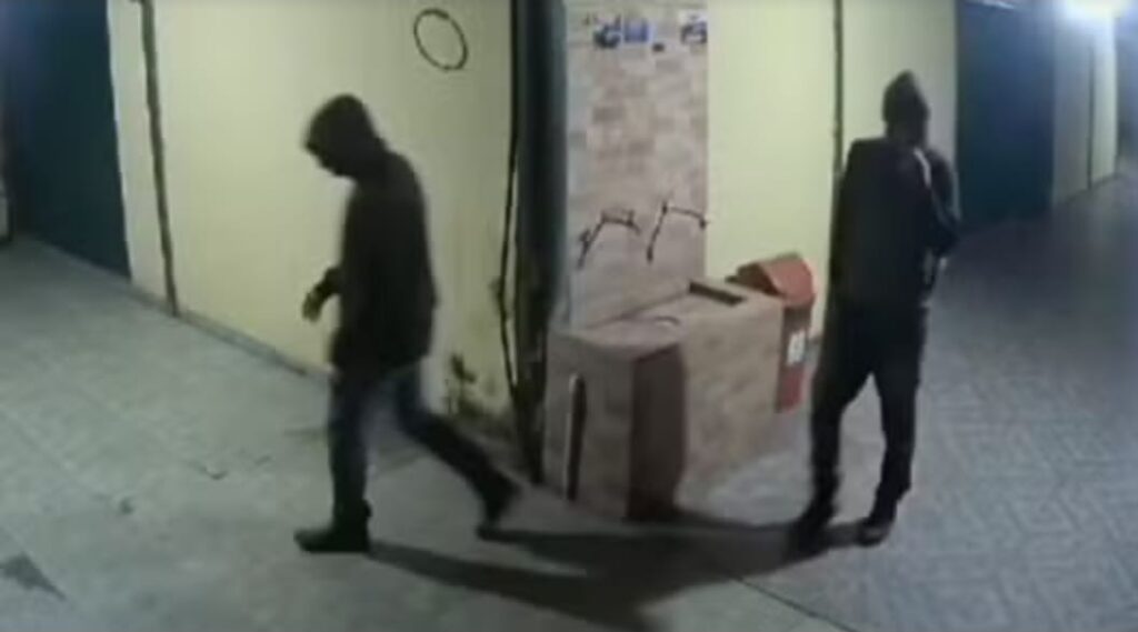 Dupla com 16 passagens por roubo e furto de cargas é morta em confronto com a PM após ser filmada invadindo casa, diz polícia
