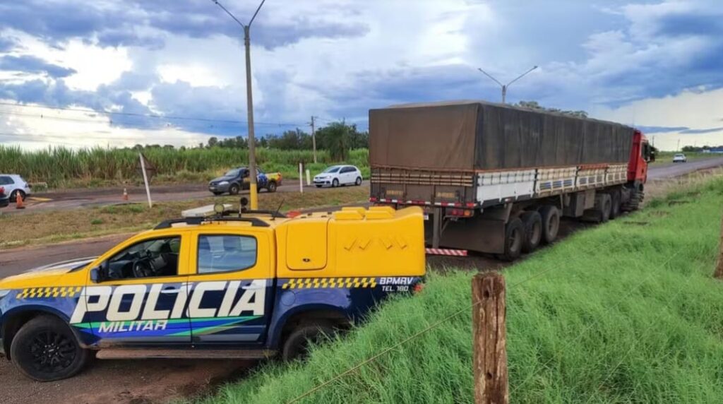 Motorista fica mais de 24 h em cárcere e tem caminhão roubado após ser contratado em app de frete