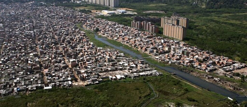 Moradores no Rio são obrigados a pagar taxas a traficantes e milicianos