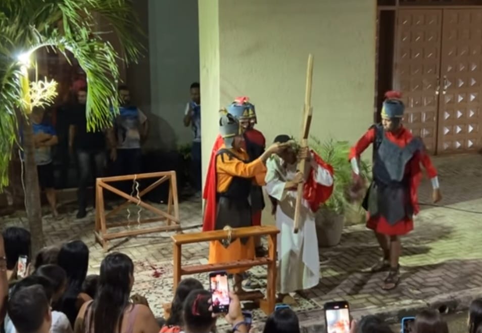 Encenação da Paixão de Cristo marca a Sexta-Feira Santa em Redenção