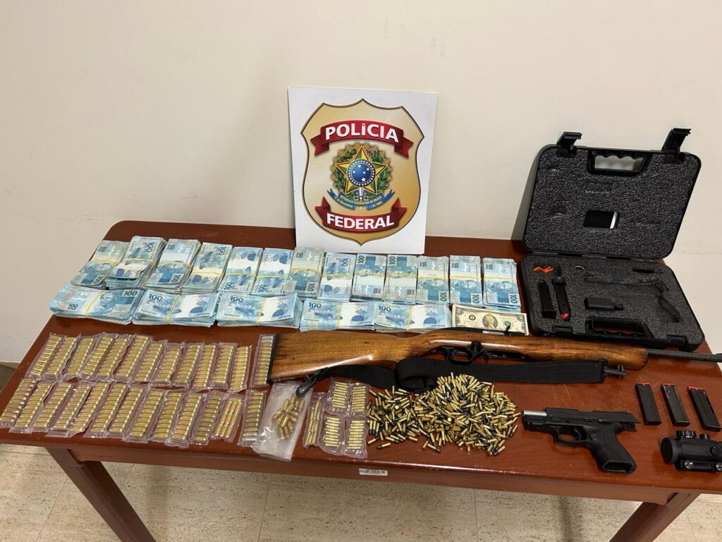 PF prende foragido com armas, munições e quase R$ 200 mil