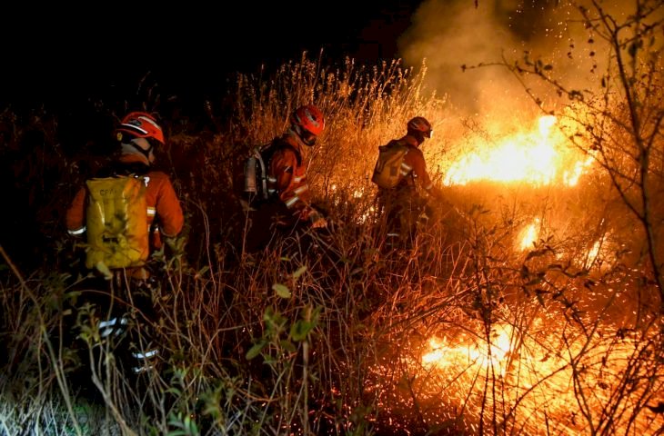 Governo envia 7 aviões e helicóptero para combater fogo no pantanal