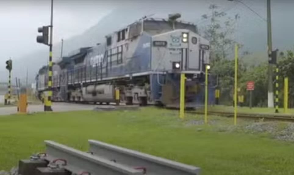 Ferrovia no sul do estado do Tocantins começa a operar e concessionária alerta sobre cuidados durante a passagem de trens