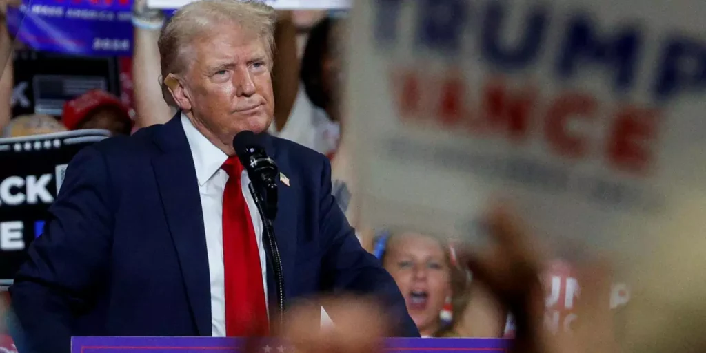 Com Biden fora, Trump e Kamala trocam farpas em nova corrida presidencial nos EUA