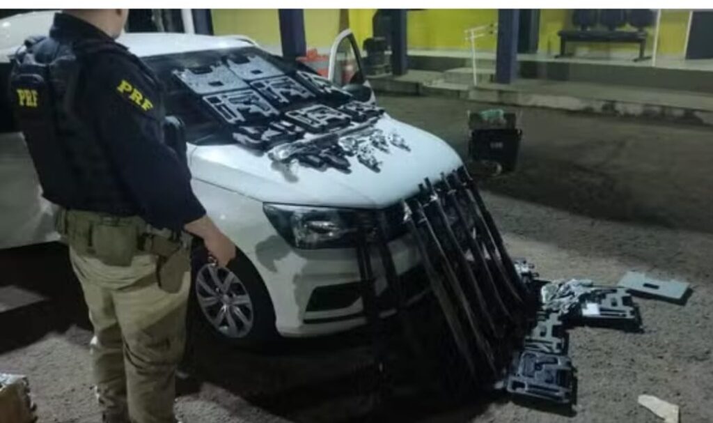 Mais de 30 armas de fogo são encontradas em porta-malas de carro no TO