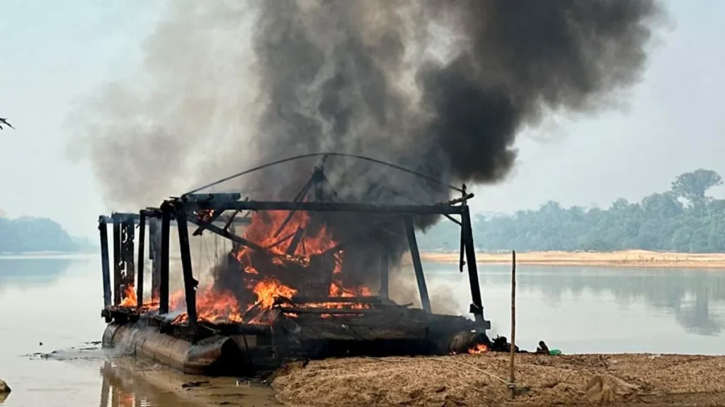 PF queima balsa em garimpo de ouro ancorada no Rio Fresco no município de Ourilândia