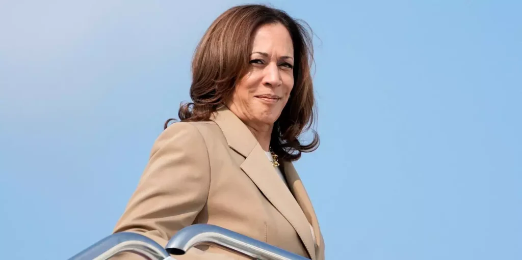 Kamala Harris alcança número necessário de votos de delegados para se tornar candidata presidencial