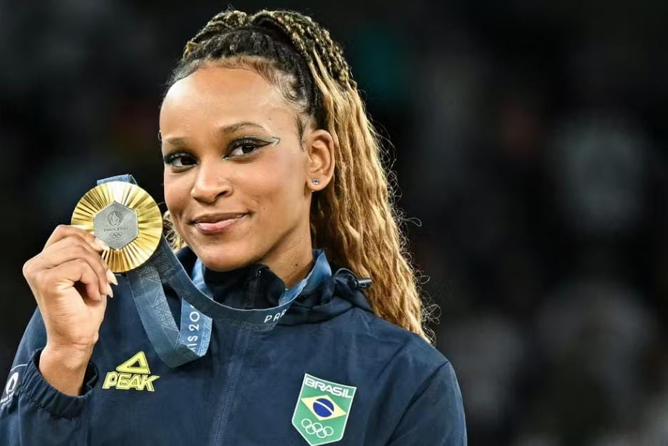 É OURO!!! Rebeca Andrade supera Simone Biles e é campeã olímpica no solo