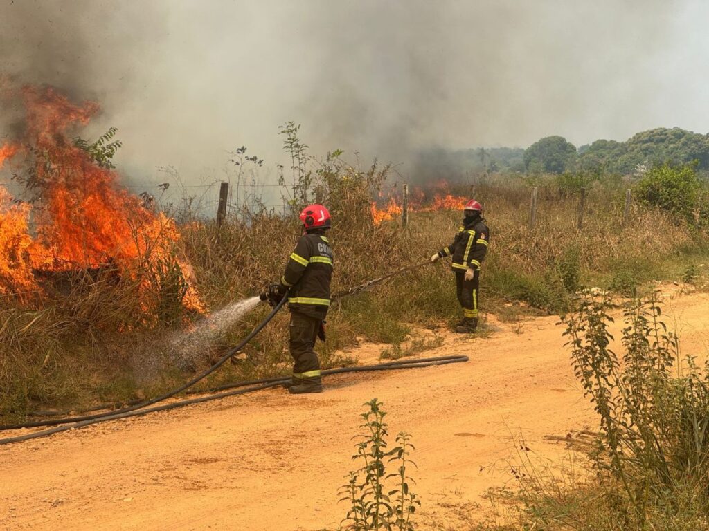 Corpo de Bombeiros e Defesa Civil combatem focos de incêndio em São Félix do Xingu