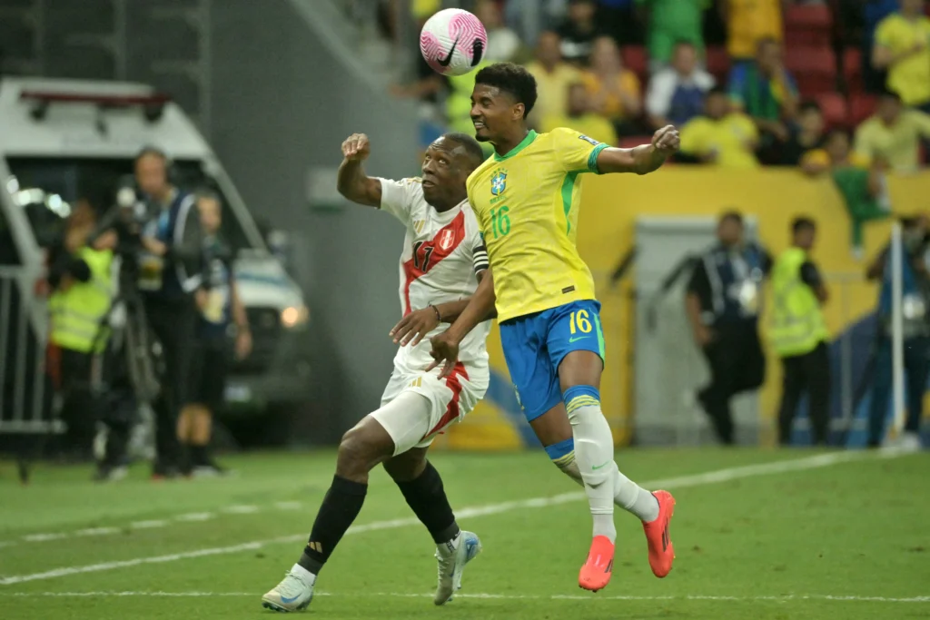 Brasil goleia Peru, cola no Uruguai e alivia a pressão sobre Dorival