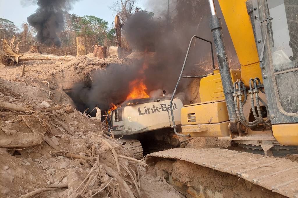 Ibama destrói 215 escavadeiras do garimpo em terra indígena e encara crime organizado