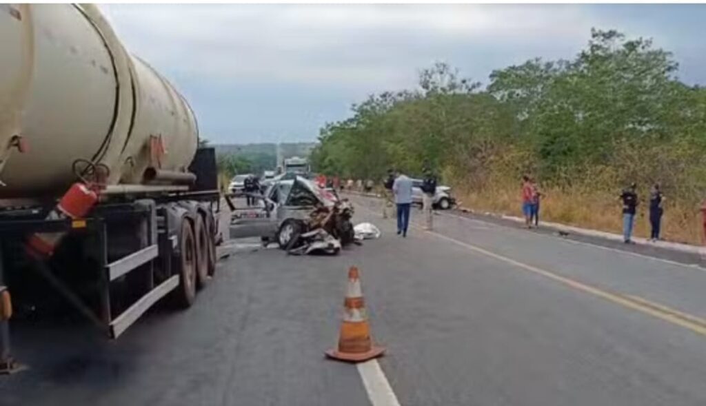Cinco pessoas morrem em acidente envolvendo dois carros e um caminhão