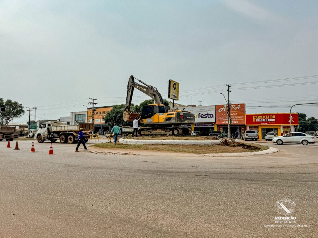 Prefeitura de Redenção retira rotatória das Avenidas Araguaia com Thompson Filho e Santa Ernestina