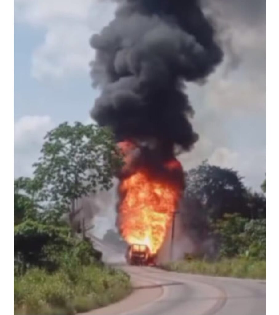 Caminhão que transportava botijões de gás explode na Alça Viária
