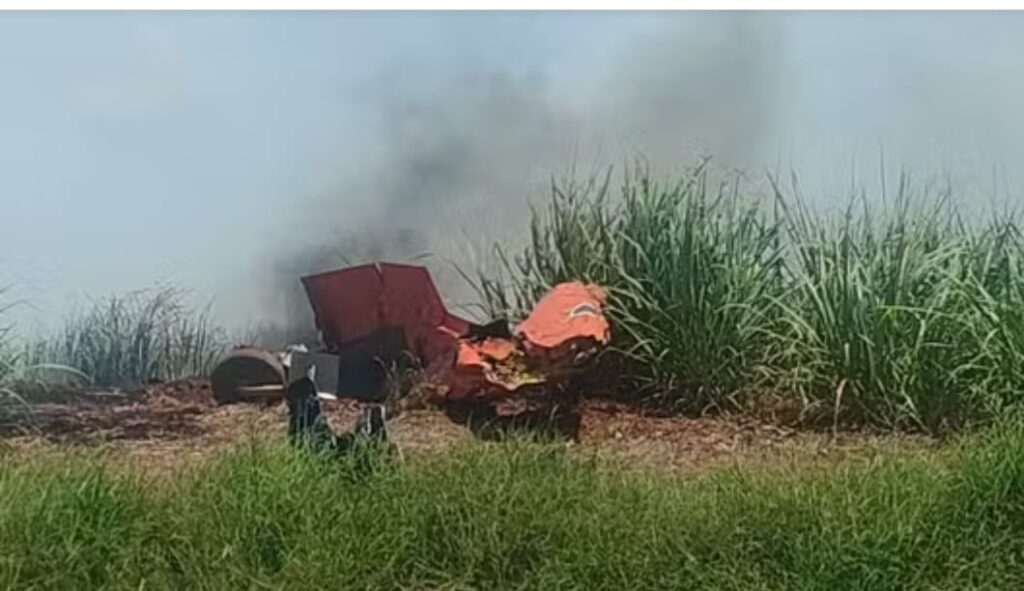 Avião da FAB cai após colidir com outro em Pirassununga; piloto se ejeta antes da queda