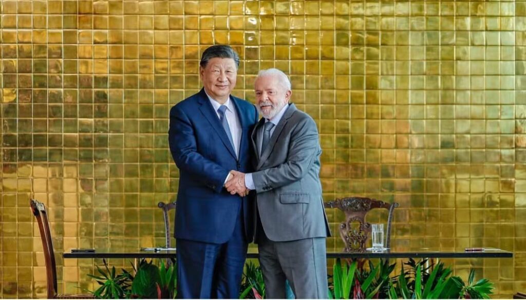 Brasil e China assinam acordos nas áreas de satélites e agricultura